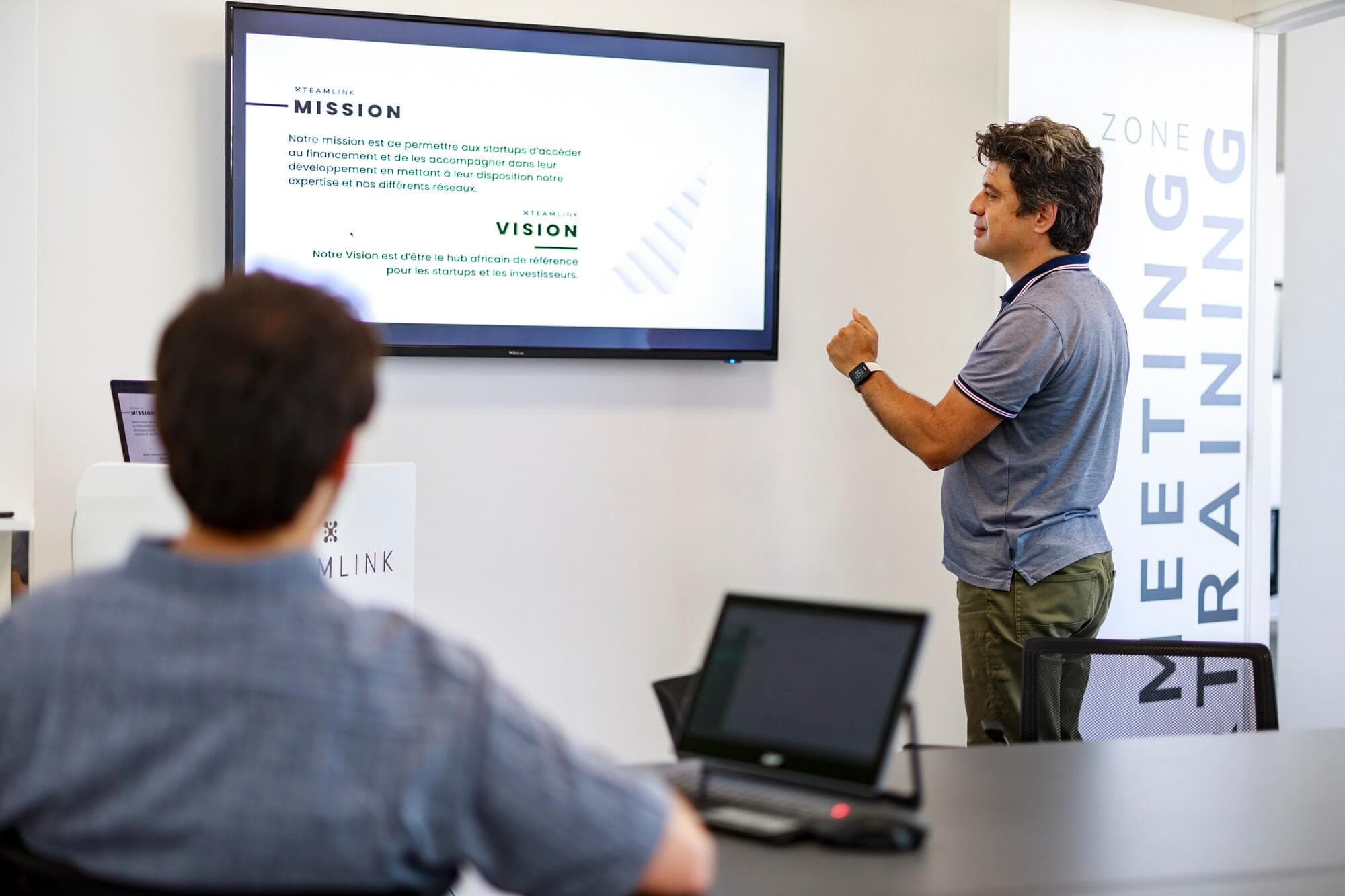 Session in the hub meeting and training zone
